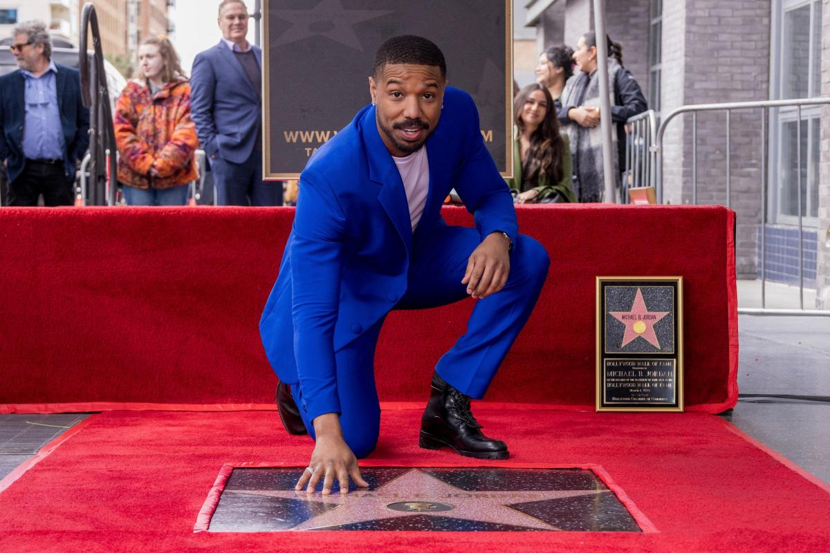 Michael B Jordan con la stella della walk of fame