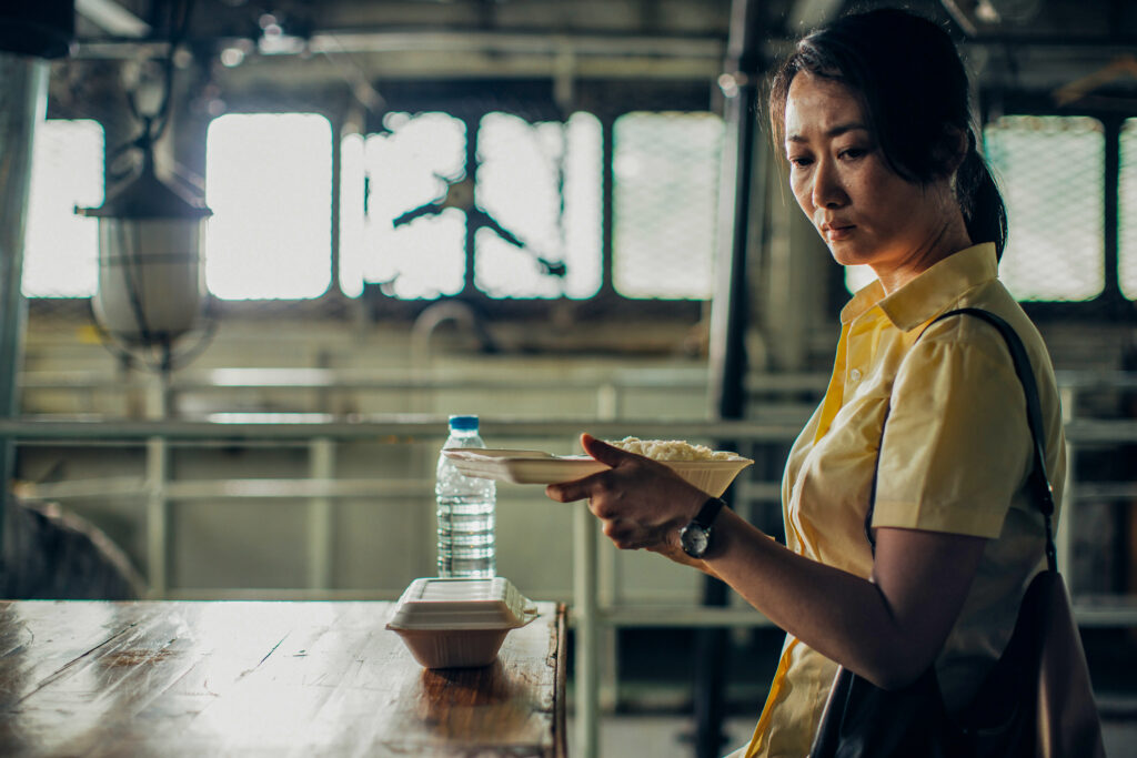 Zhao Tao in una scena di Caught by the Tides, il nuovo film di Jia Zhangke presentato in anteprima a Cannes77. 