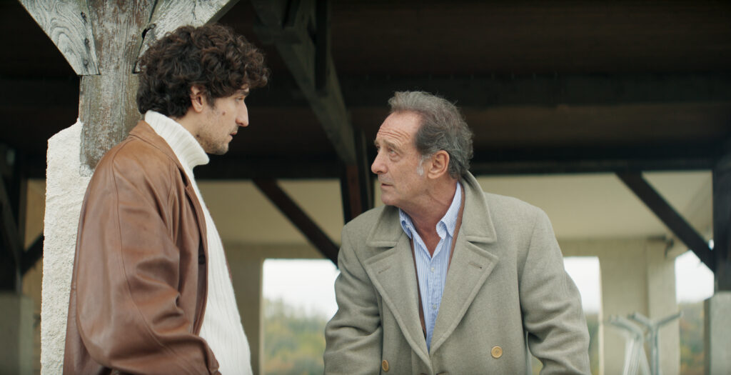 Louis Garrell e Vincent Lindon in una scena tratta da Il Secondo Atto (Le Deuxième Acte), film d'apertura di Cannes77 diretto da Quentin Dupieux