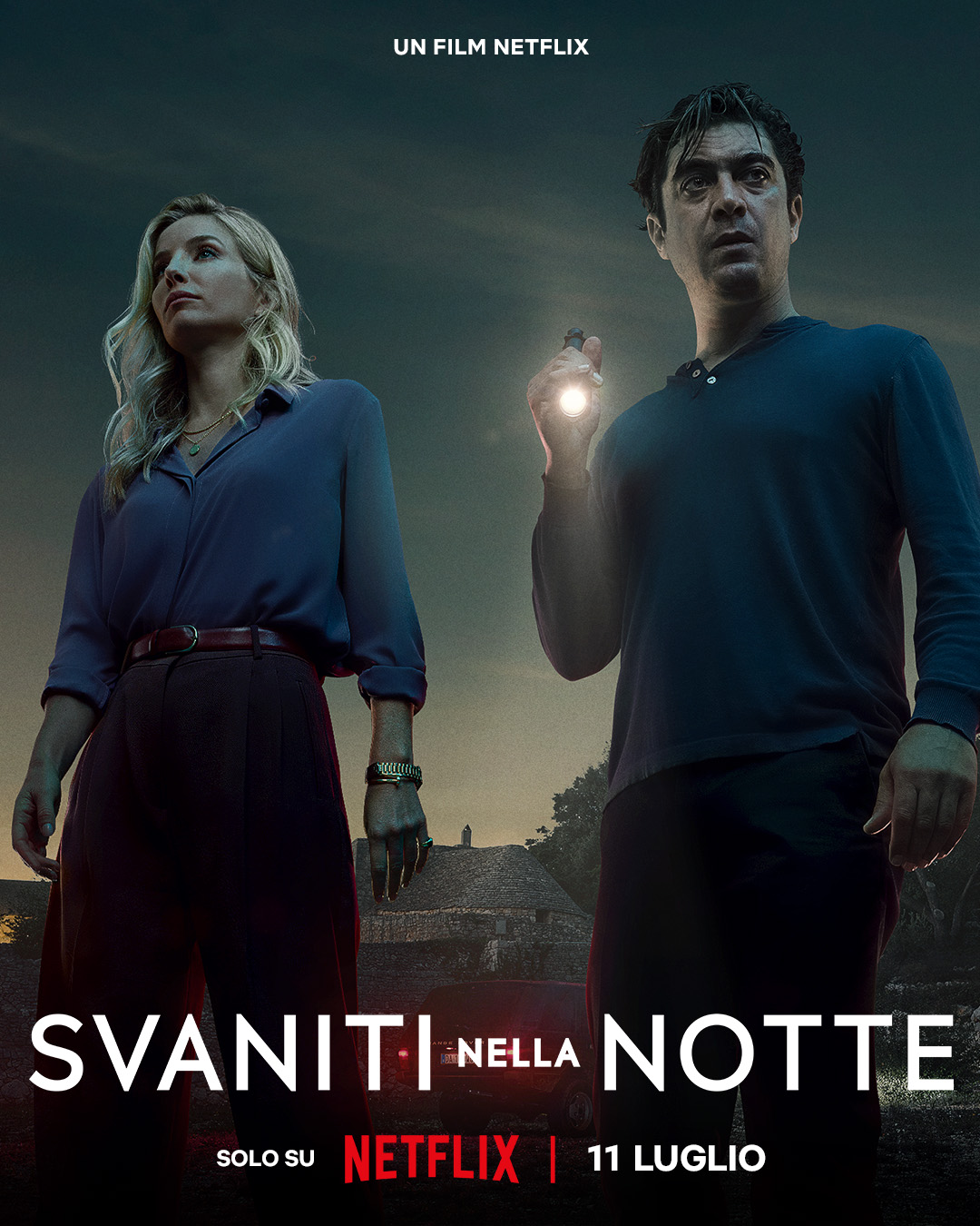 La locandina ufficiale di Svaniti nella Notte, film Netflix con protagonista Riccardo Scamarcio