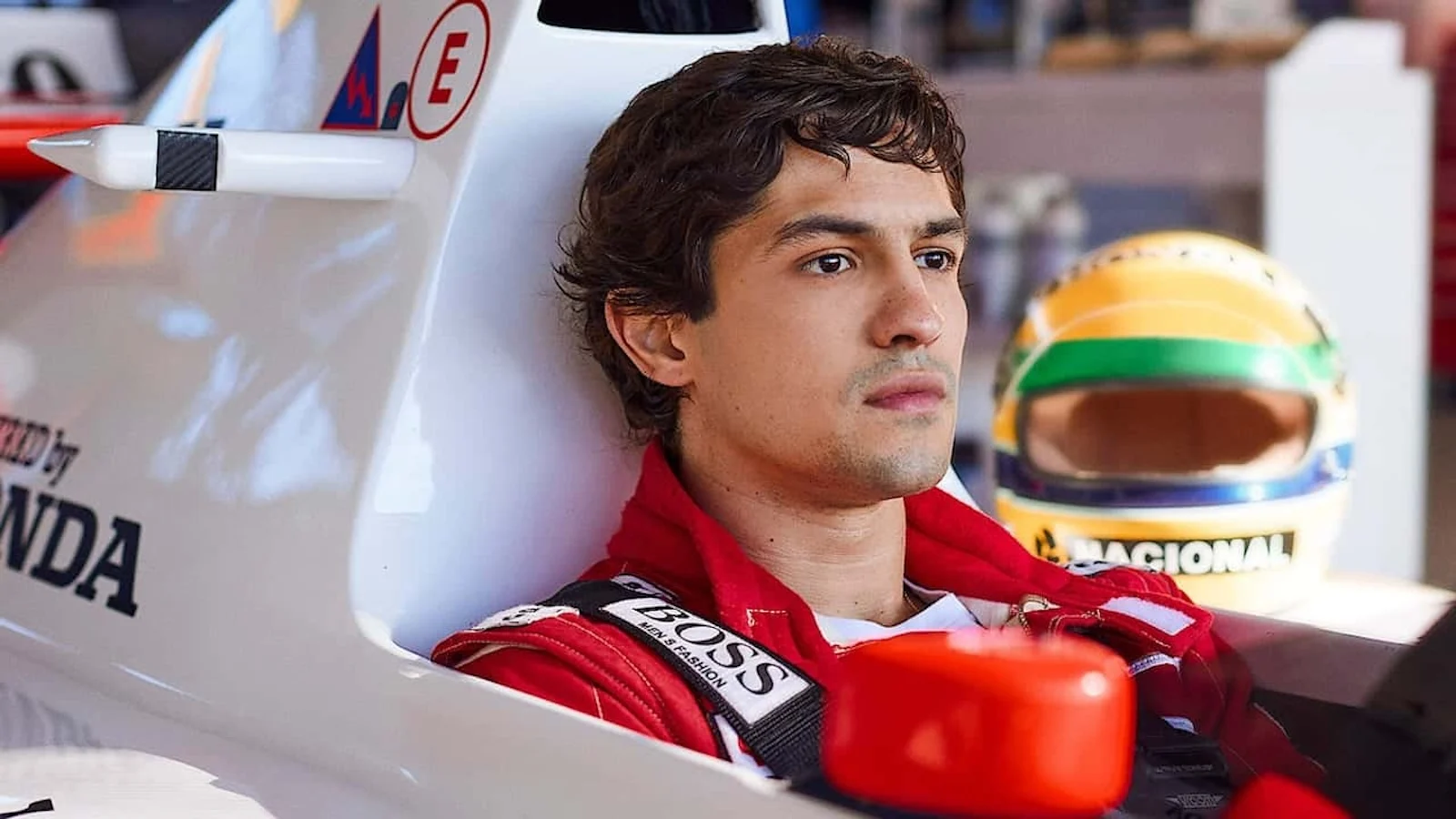 La trama, il trailer, il cast e quando vedere in streaming Senna, la serie Netflix sul pilota di Formula 1