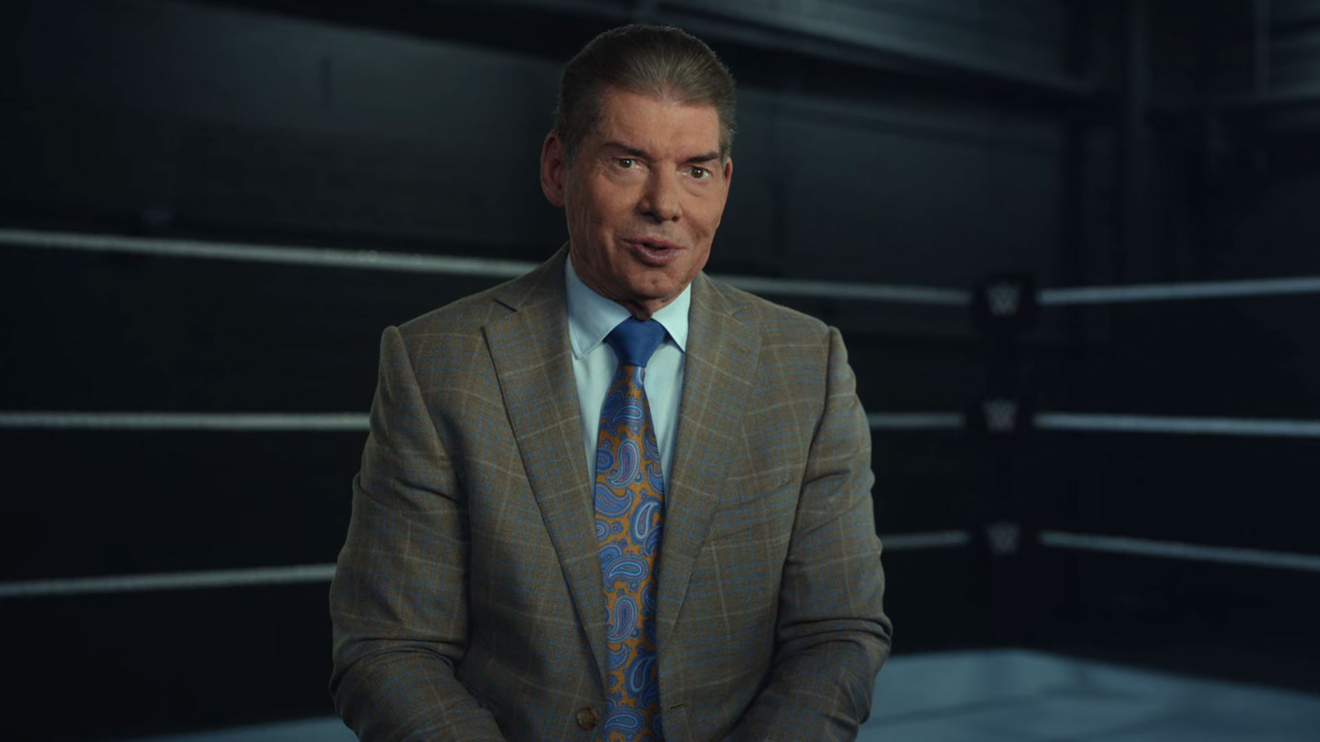 Vince McMahon in una scena di Mr. McMahon, nuova miniserie Netflix sul padre della WWE