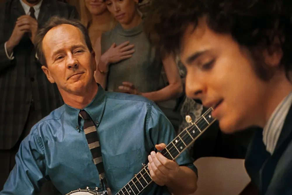 Pete Seeger interpretato da Edward Norton in A Complete Unknown | Chi era il cantautore e musicista folk?