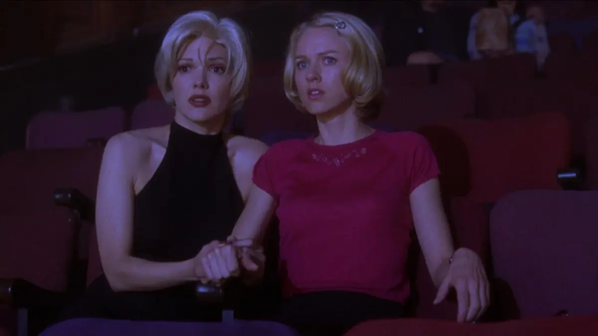 Laura Harring e Naomi Watts in Mulholland Drive (2006), diretto da David Lynch e presentato in anteprima al Festival di Cannes