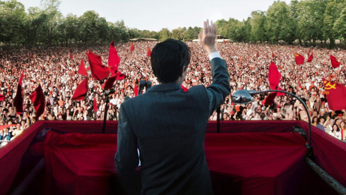 Elio Germano in una scena di Berlinguer - La Grande Ambizione, diretto da Andrea Segre