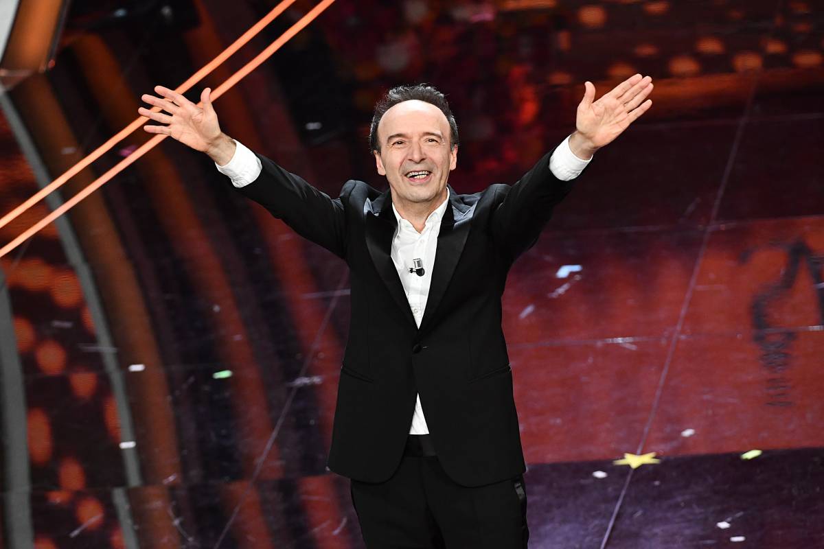 Roberto Benigni sul palco dell'Ariston Sanremo 2023