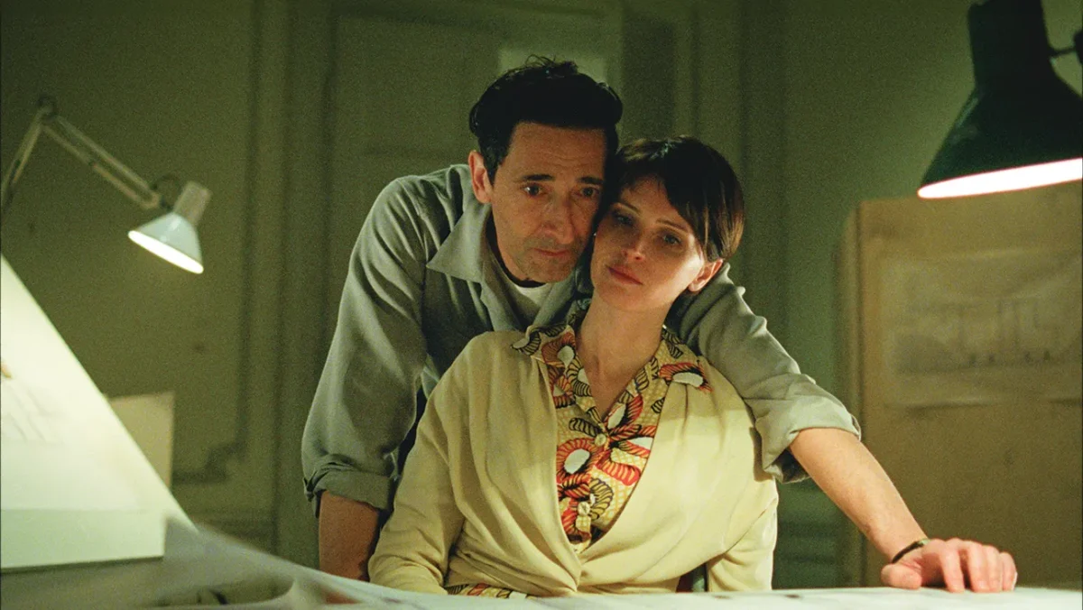 Adrien Brody e Felicity Jones in The Brutalist, diretto da Brady Corbet